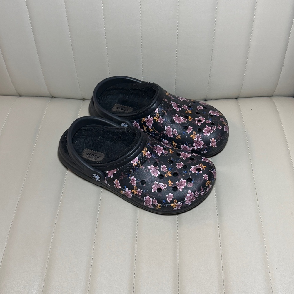 CROCS Black Floral size 7 women’s Clogs fur inside - Picture 4 of 10